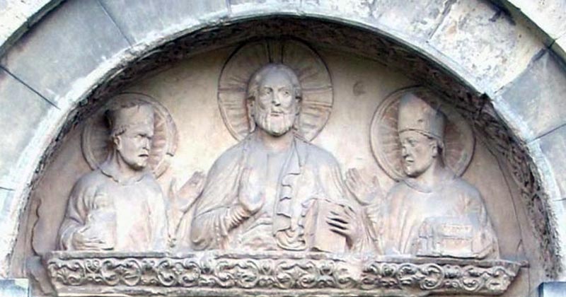 Tympanon (gavlfelt over inngangsparti) som viser Kristus og de hellige Godehard og Epifanius, p&#229; basilikaen St Godehard i Hildesheim i Tyskland